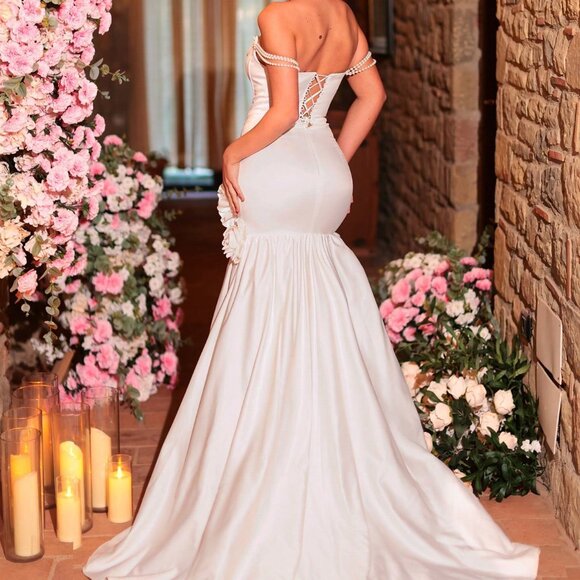 White Luxurious Women's Elegant Wedding Dress - Picture 2 of 6